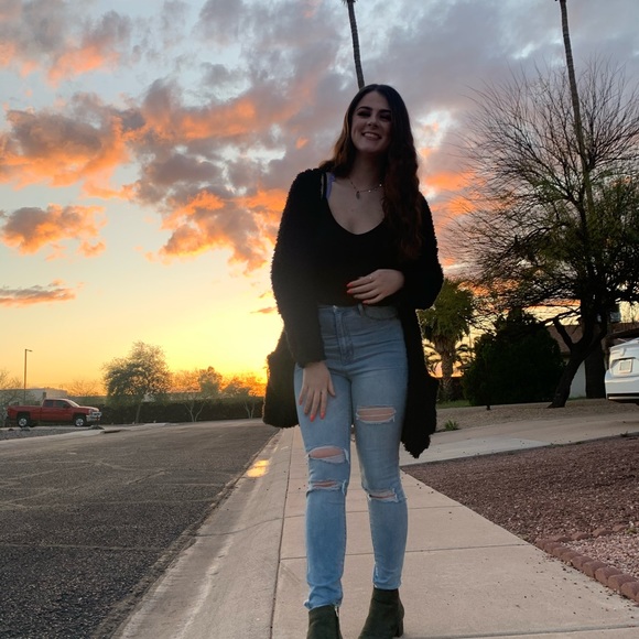 Meet your Posher, Alyssa - Picture 5 of 7